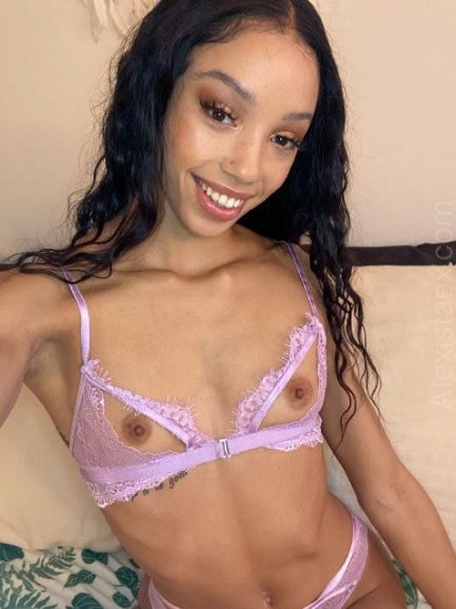 ALEXIS TAE sexy snaps and nude selfies