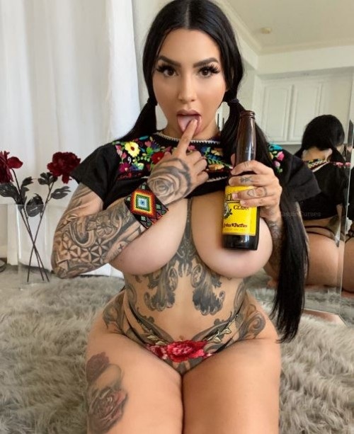 CASSIE CURSES sexy snaps and nude selfies
