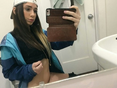 JOSELINE KELLY sexy snaps and nude selfies