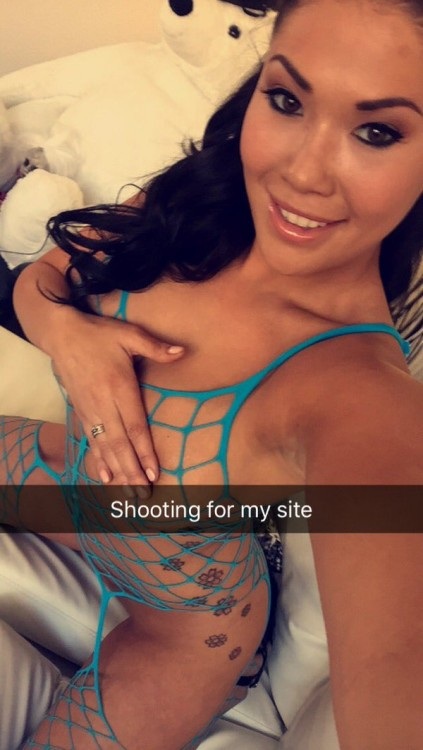 LONDON KEYES sexy snaps and nude selfies
