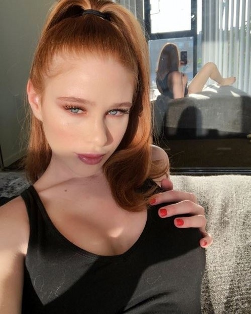 SCARLETT SNOW sexy snaps and nude selfies