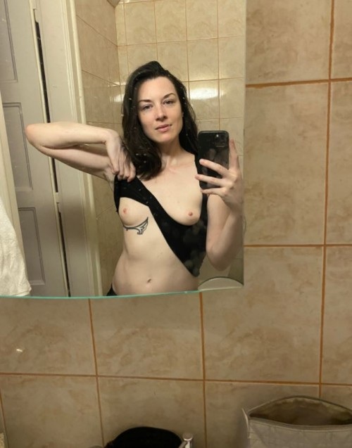 STOYA sexy snaps and nude selfies