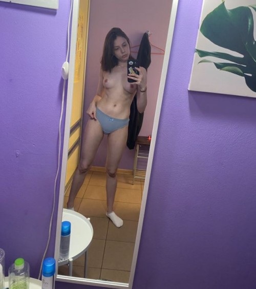 YUKKI AMEY sexy snaps and nude selfies
